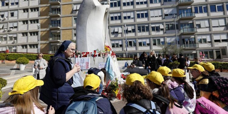 El Papa ya prescinde por la noche de la ventilación mecánica
