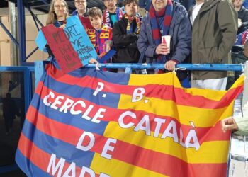 Nervios y mucha ‘expectación’ entre las peñas madridistas y culés que se quedan en Madrid: ‘Es un partido especial’