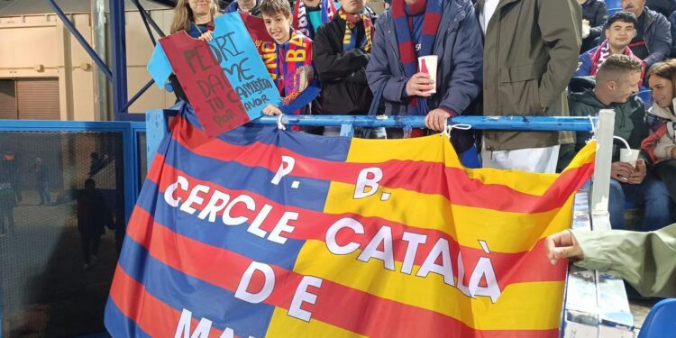 Nervios y mucha ‘expectación’ entre las peñas madridistas y culés que se quedan en Madrid: ‘Es un partido especial’