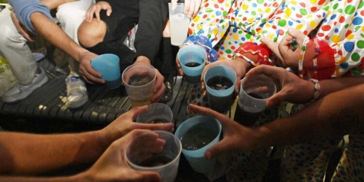 Jóvenes ante el consumo de alcohol: ‘Nuestros padres bebían a lo loco’