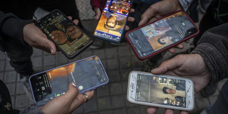 El uso de TikTok e Instagram afecta más al bienestar psicológico de las chicas