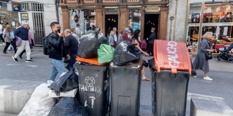 Maestre critica que Almeida ‘cobre 141 euros por tasa de basuras pero no es capaz de que las empresas entren en razón’
