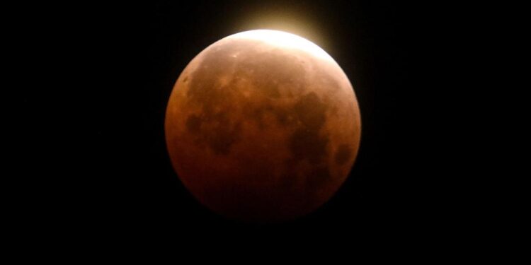 La Luna se tiñe de rojo este viernes 14 de marzo y se verá en gran parte de España: guía para no perderse el eclipse