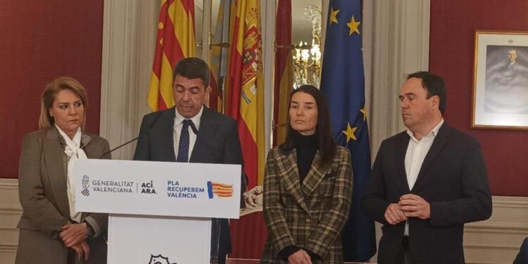 De la ‘expulsión de inmigrantes ilegales’ a los ‘postulados climáticos extremistas’: Mazón abraza el marco ideológico de Vox