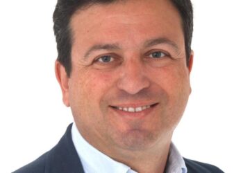 Un concejal de Vox se conecta a un pleno por vídeo a través del móvil mientras iba conduciendo