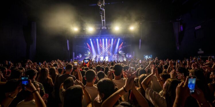 Cámaras ocultas, masajes y falsas promesas: media docena de denuncias por agresión sexual para un ‘road manager’ de varios grupos de música