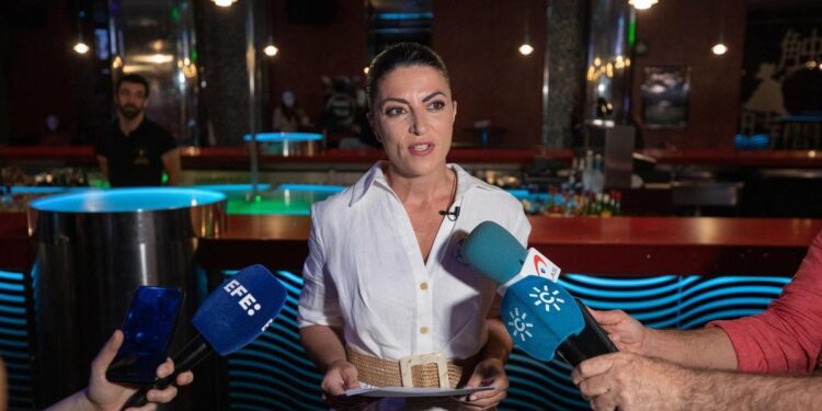 Dos detenidos en Granada tras una protesta para impedir la participación de Macarena Olona en un coloquio