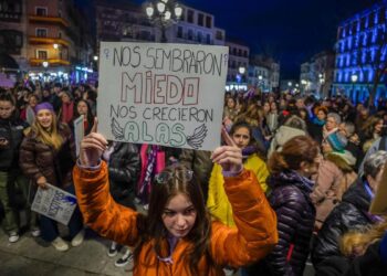 De los cuidados al consumo de ansiolíticos: 7 brechas entre hombres y mujeres que radiografían la desigualdad