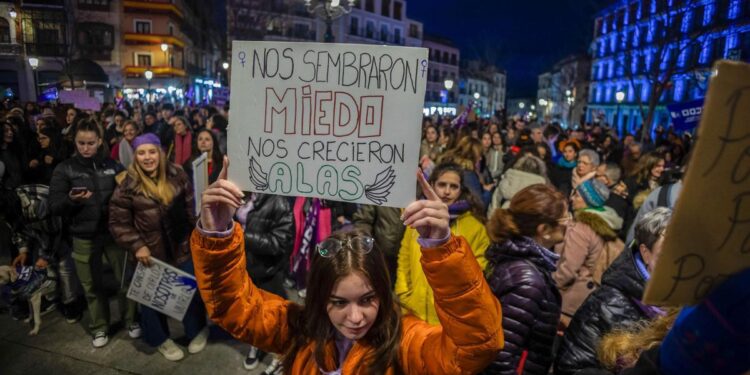 De los cuidados al consumo de ansiolíticos: 7 brechas entre hombres y mujeres que radiografían la desigualdad