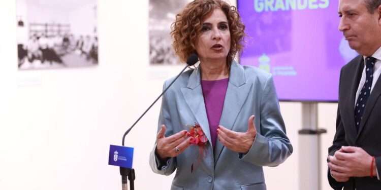 María Jesús Montero niega que el Gobierno ceda las competencias de Inmigración a Cataluña: ‘Es una delegación, una colaboración’