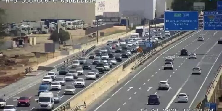 La operación retorno ya ha comenzado: atascos de 47 kilómetros en las carreteras de Valencia… y mañana lluvia y nieve para despedir la Semana Santa