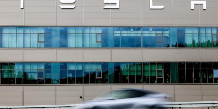 Elon Musk entrega personalmente las primeras unidades de Tesla fabricadas en Alemania