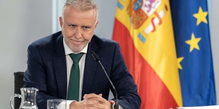 El Gobierno aprueba el decreto pactado con Junts para el reparto de menores migrantes desde Canarias