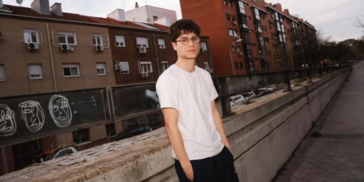 Teo Lucadamo, el ‘nepobaby’ que rapea con conciencia de clase: ‘Ojalá Pedro Sánchez cierre las inmobiliarias’