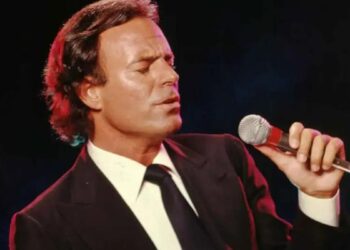 ‘El español que enamoró al mundo’, de Ignacio Peyró: retrato de Julio Iglesias y de nosotros mismos