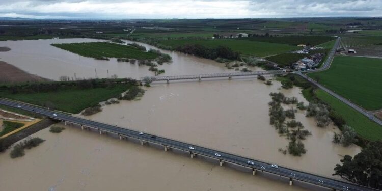 Sevilla en emergencia: cierra por primera vez las compuertas del Guadalquivir