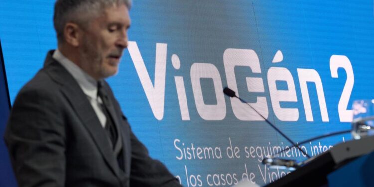 El Gobierno acusa a Mazón de asumir el ‘marco racista’ de Vox y retrata a Feijóo como un títere