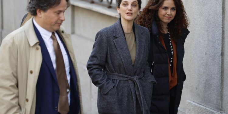 El juez del Supremo ve ‘fisuras’ en el testimonio de la asesora de Moncloa que envió el correo del novio de Ayuso pero descarta el delito