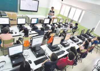 La Región de Murcia limitará el uso de pantallas en el aula a una hora diaria en Primaria y dos horas en ESO