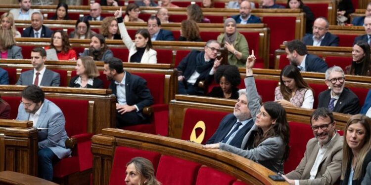 Junts presentará una ley para que los permisos de residencia en Cataluña no se concedan sin saber catalán