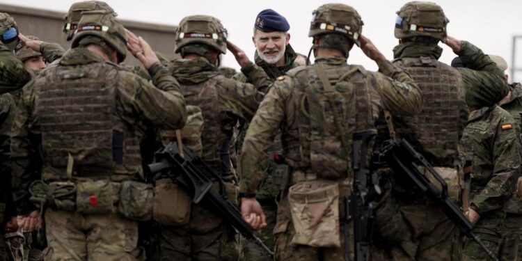 El Rey visita el adiestramiento de soldados ucranianos por el Ejército tras la congelación de la ayuda americana