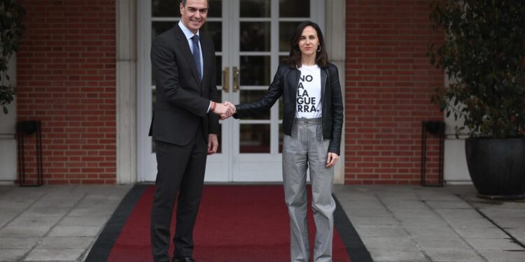 El PSOE se agarra a las encuestas para defender su plan de rearme: ‘Está claro que el país está preocupado’