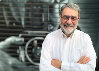 Joan Fontcuberta, fotógrafo: ‘Creíamos a ciegas en la imagen, pero la IA nos ha quitado la venda de los ojos’