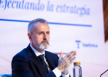 El PP mete de lleno al presidente de Telefónica en su batalla política contra el Gobierno