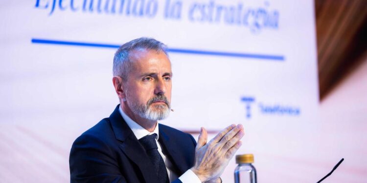 El PP mete de lleno al presidente de Telefónica en su batalla política contra el Gobierno