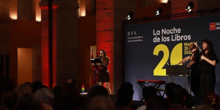 Así ha sido La Noche de los Libros en Madrid: literatura como generadora de empatía y ternura amenizadas por la misa de Zahara