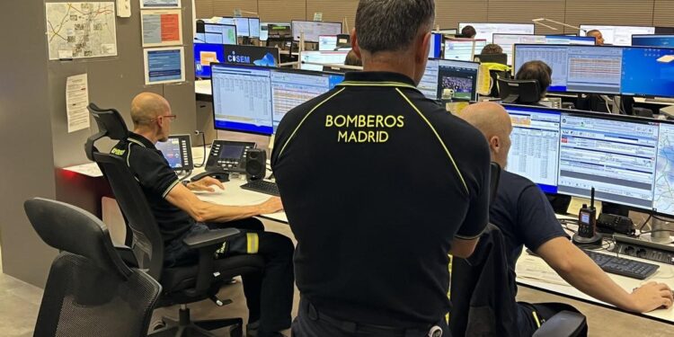 Un muerto y trece heridos leves en un incendio de una vivienda en el barrio madrileño de Carabanchel