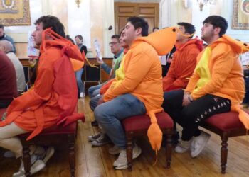 Varias personas disfrazadas de marisco irrumpen en el pleno de Alcalá de Henares al grito de ‘¡Comegambas!’