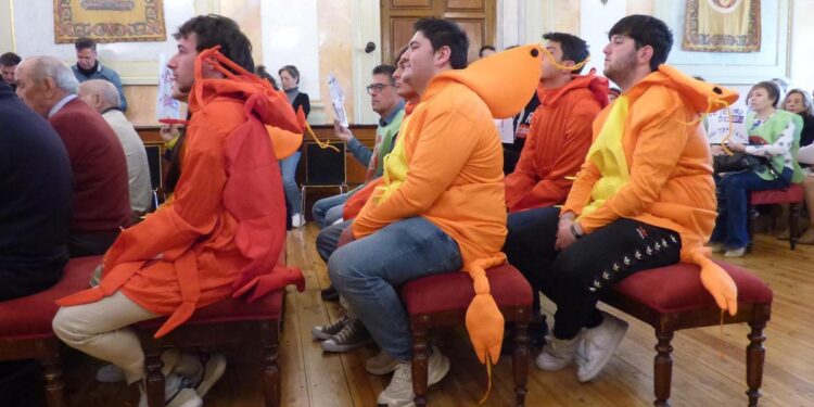 Varias personas disfrazadas de marisco irrumpen en el pleno de Alcalá de Henares al grito de ‘¡Comegambas!’