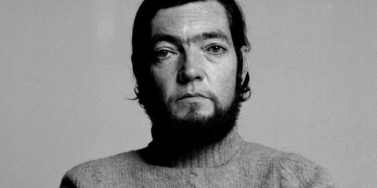 Vuelve Julio Cortázar, y es poeta