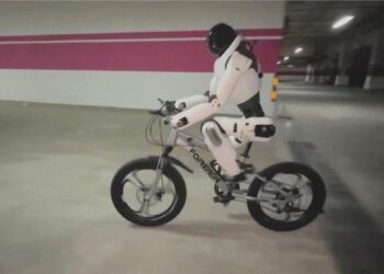 China presenta nuevo robot humanoide capaz de montar en bicicleta y usar aguja e hilo para coser uvas