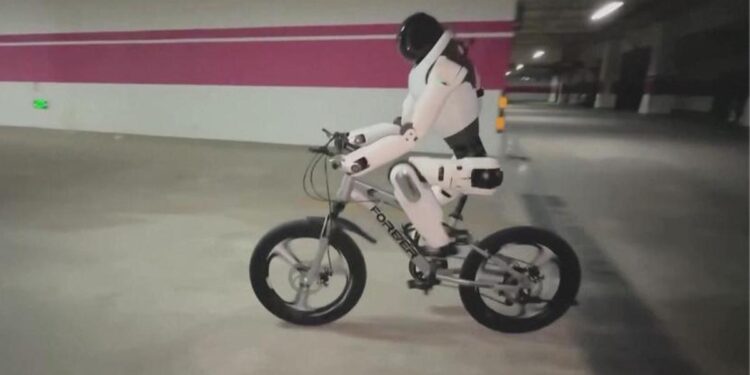 China presenta nuevo robot humanoide capaz de montar en bicicleta y usar aguja e hilo para coser uvas