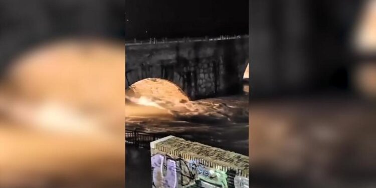 La crecida del río Tajo derrumba parte del puente romano de Talavera de la Reina en Toledo