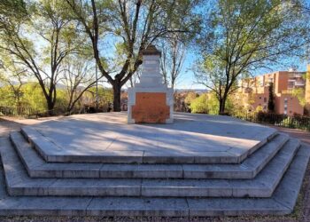 Restauración de la Cruz del Siglo: El Ayuntamiento de Alcalá de Henares invierte más de 10.000 euros