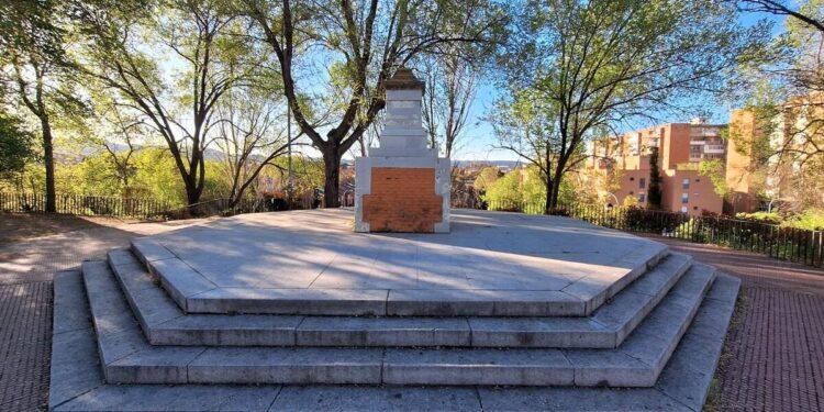 Restauración de la Cruz del Siglo: El Ayuntamiento de Alcalá de Henares invierte más de 10.000 euros