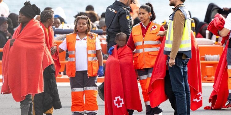 El Gobierno apuesta ahora por acelerar el reparto de menores vía decreto como reclama Canarias