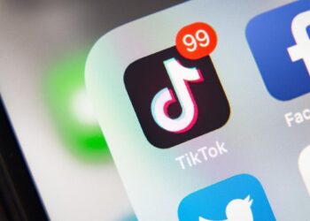 Cataluña multa a la empresa que modera los contenidos de TikTok por no proteger la salud mental de sus empleados