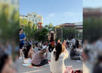 La plaza de Olavide se convirtió en una fiesta durante el apagón