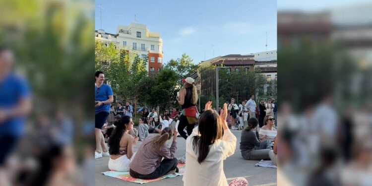 La plaza de Olavide se convirtió en una fiesta durante el apagón