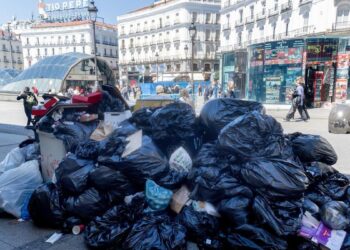 Almeida pide que empresas y sindicatos sigan negociando hasta llegar a un acuerdo que ponga fin a la huelga de basuras