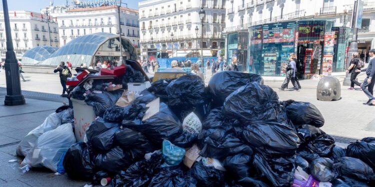 Almeida pide que empresas y sindicatos sigan negociando hasta llegar a un acuerdo que ponga fin a la huelga de basuras