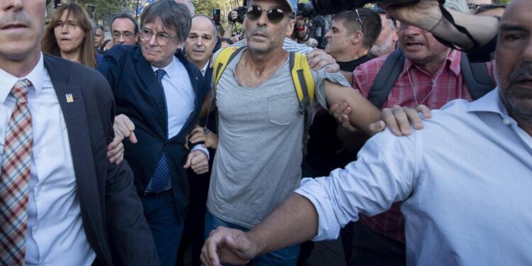 La jueza que investiga la fuga de Puigdemont reclama a los Mossos el plan que activaron para detenerlo