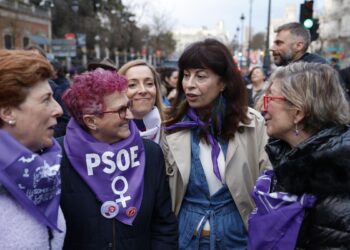 Ana Redondo hace doblete en el Día de la Mujer acudiendo a la manifestación del Movimiento Feminista