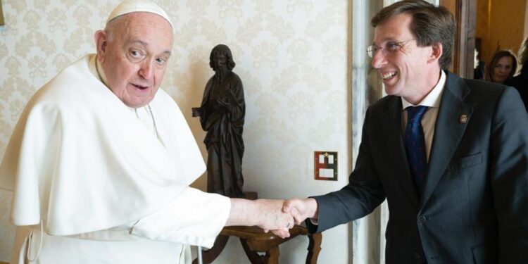 Almeida lamenta el adiós del Papa Francisco, ‘ejemplo de humanidad, compromiso y cercanía’