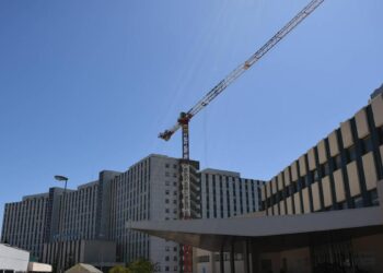 El Hospital Ramón y Cajal arranca un año de obras para rehabilitar su fachada