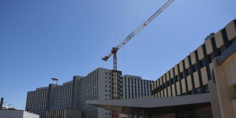 El Hospital Ramón y Cajal arranca un año de obras para rehabilitar su fachada